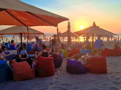 Pantai Seminyak “Keindahan Modern” Bersantai di Pantai yang Bergaya