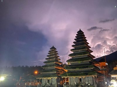 Pura Besakih “Puncak Spiritualitas” Pemujaan di Lereng Gunung Agung