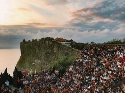 Pura Luhur Uluwatu “Teater Dewa” Menyaksikan Matahari Terbenam dengan Dewa